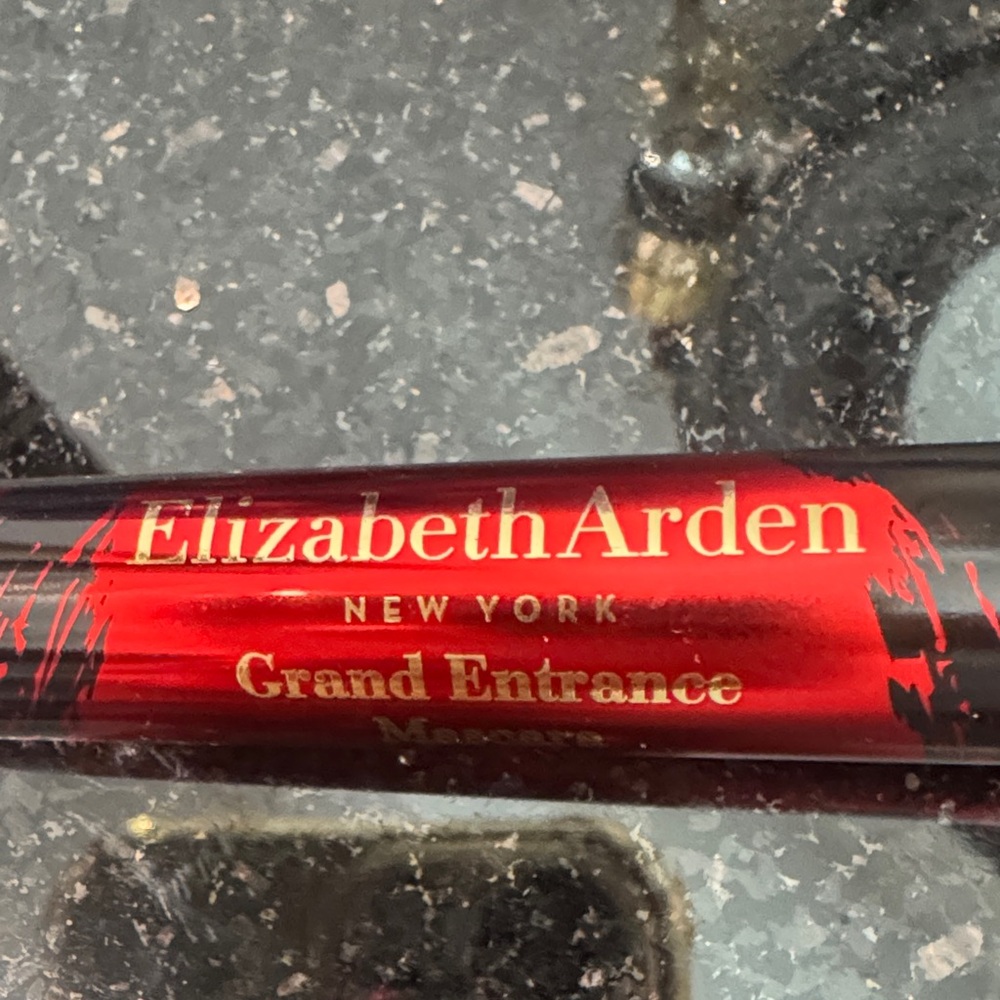 Elizabeth Arden Grand Entrance Mascara in Bold Red